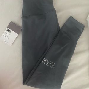 Fleo medium 25" leggings NWT